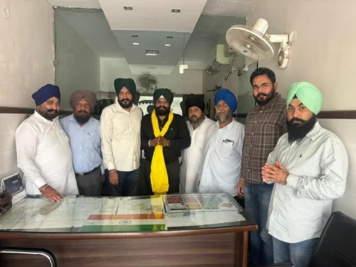 Cooperative Bank Director Surinder Singh Baidwan Sohana specially honored District Vice Chairman of Traders Commission S